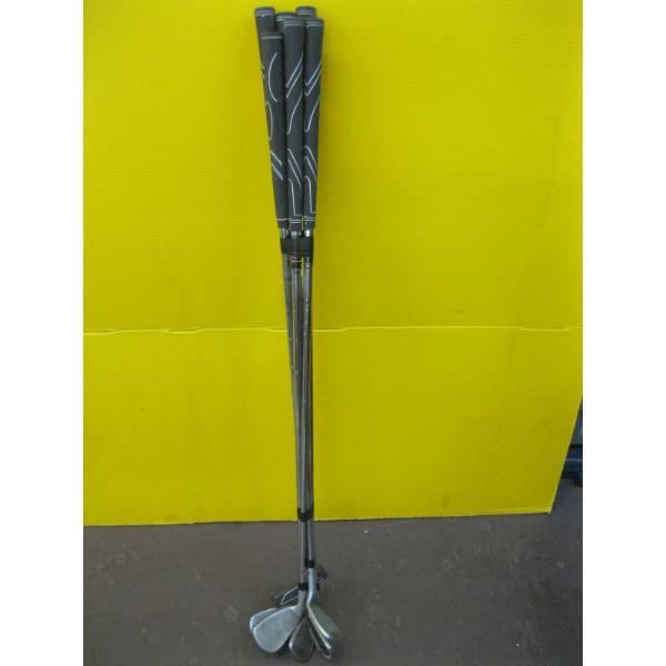 BUNDLE OF GOLF CLUBS W/PUTTER