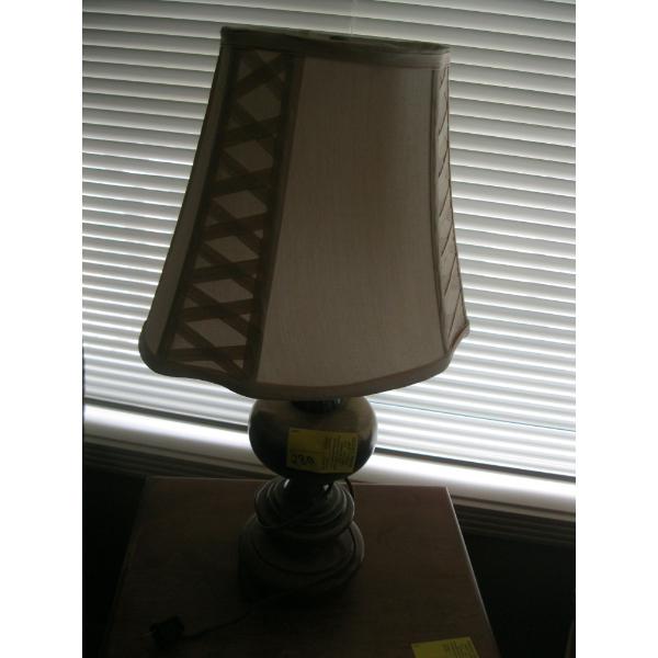 BRASS BASE TABLE LAMP