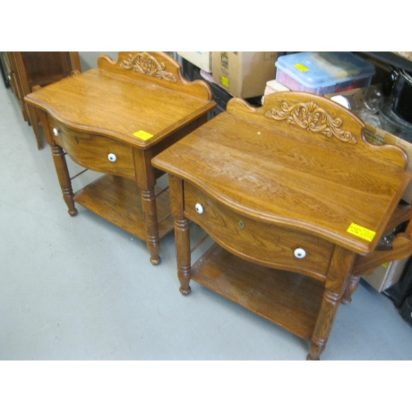 OAK FINISHED PAIR OF NIGHTSTANDS
