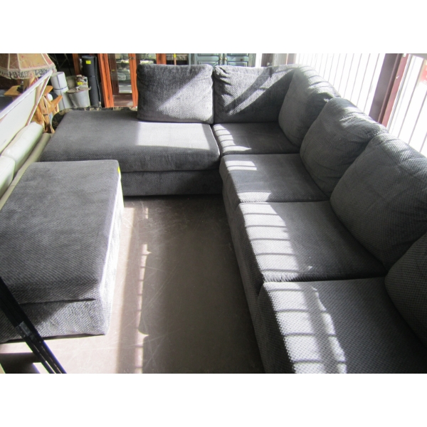 GREY SECTIONAL SOFA W/LG. FOOTSTOOL