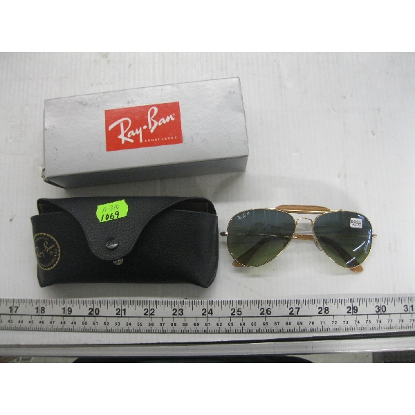 NEW PAIR OF RAY-BAN AVIATOR SUNGLASSES