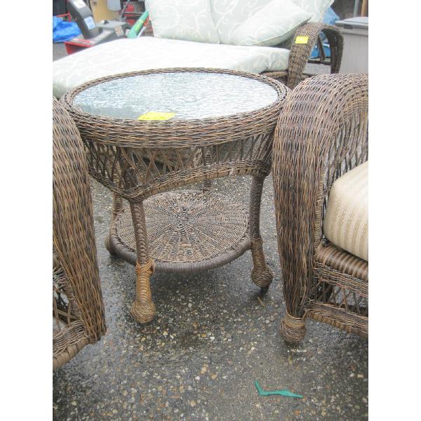 PATIO WICKER LIKE ROUND TABLE