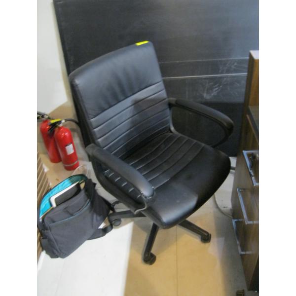BLACK OFFICE CHAIR