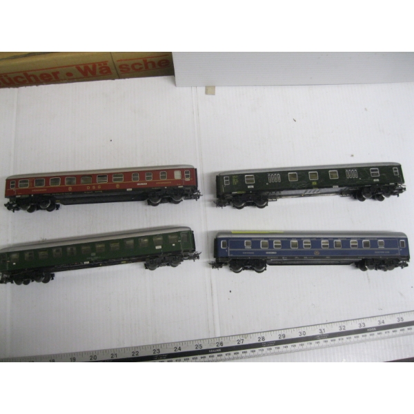 4 PASSENGER TRAIN CARS