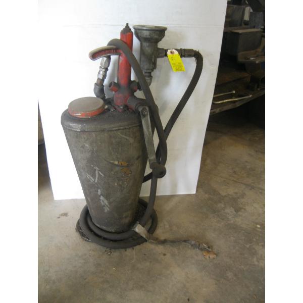 VINTAGE/COLLECTABLE PORTABLE OIL PUMP