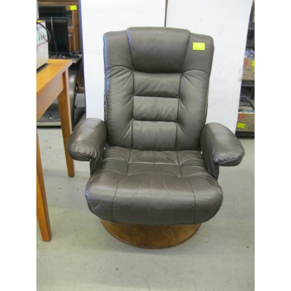 SWIVEL BASED LEATHER CHAIR