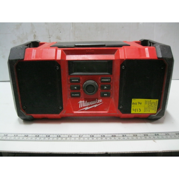 MILUWAUKEE RADIO CHARGING UNIT