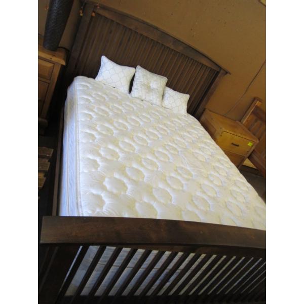 WOOD QUEEN SIZE BEDFRAME