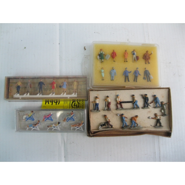 SM. TRAIN FIGURINES