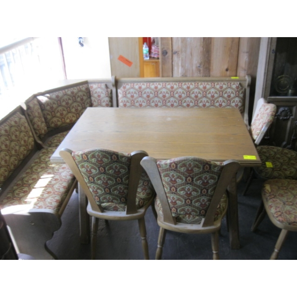 OAK KITCHEN NOOK W/UPHOLSTERED & WOOD FRAMED CHAIRS