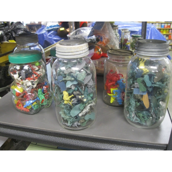 LG. LOT OF ARMY MEN & OTHER SM. PLASTIC FIGURINES