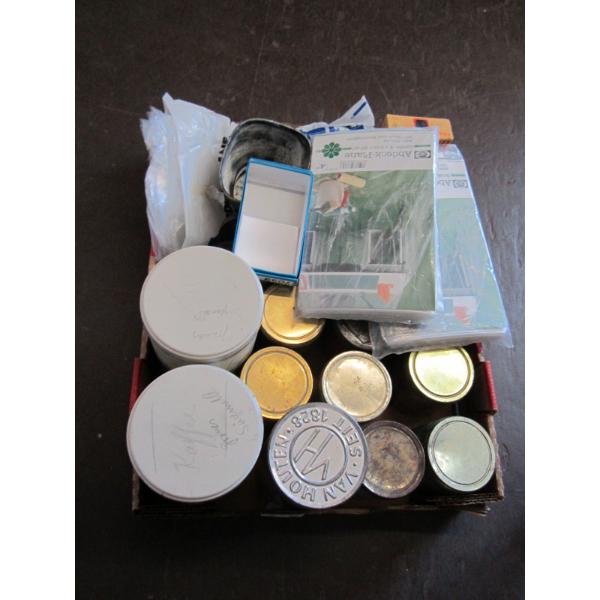 FLAT OF MISC. TINS, JARS, ETC.