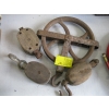 Image 1 : 4 VINTAGE PULLEYS