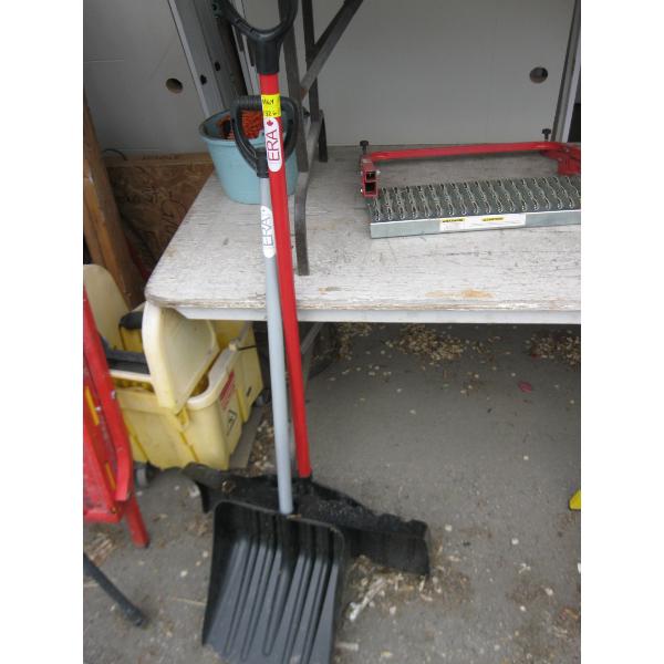 2 SHOVELS