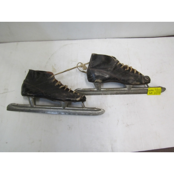 PAIR OF VINTAGE SPEED SKATING SKATES