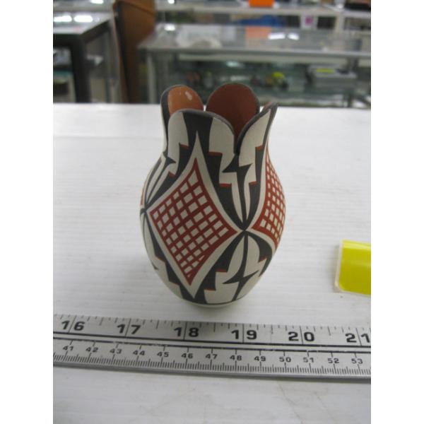 SIGNED ANITA ARMAJO JAMEZ MEXICAN POTTERY VASE