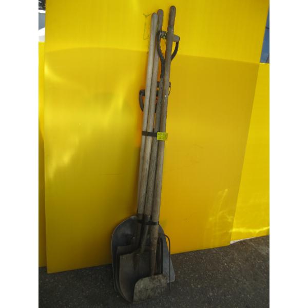 BUNDLE OF GARDEN TOOLS