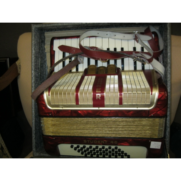 HONER STUDENT 40 ACCORDIAN W/CASE
