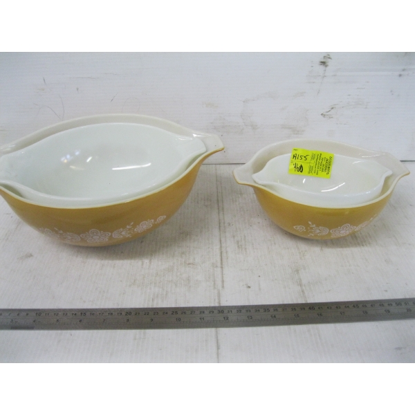 SET OF PYREX MIXING BOWLS