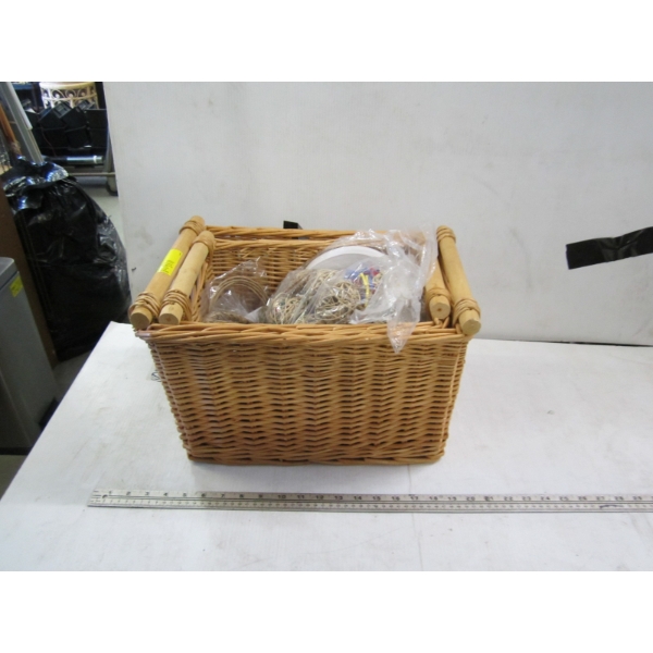 2 WICKER BASKETS & SOME DÉCOR