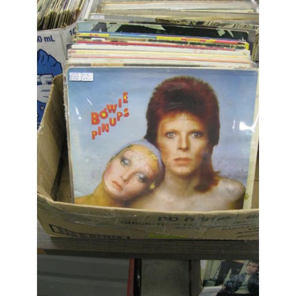 BOX OF COLLECTABLE RECORDS