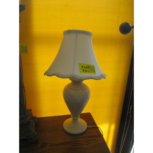 WHITE TABLE LAMP