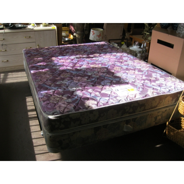 SIMMONS QUEEN SIZE BOX SPRING & MATTRESS