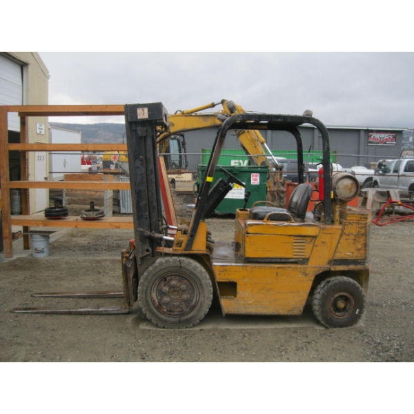 CATERPILLAR FORKLIFT 8800# - IN GOOD RUNNING CONDITION, PROPANE, COMES W/TANK