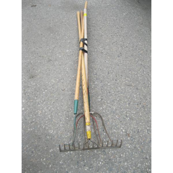 BUNDLE OF GARDEN TOOLS