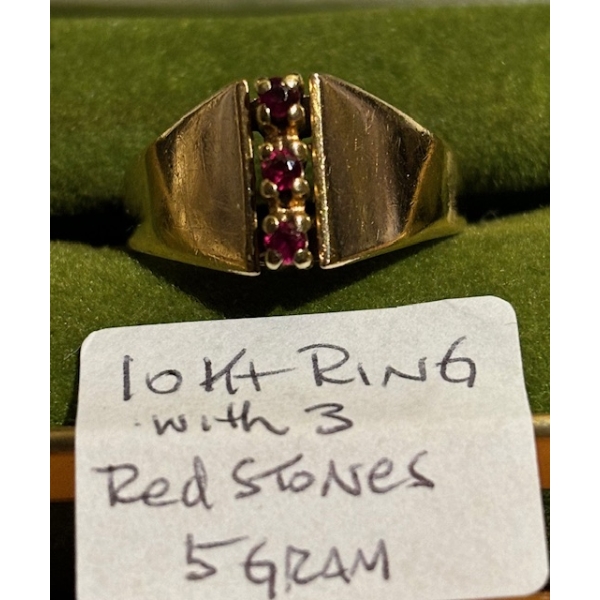 10KT RING W/3 RED STONES, 5G