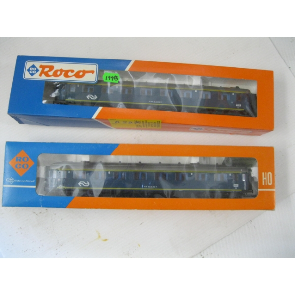 2 TRAIN CARS