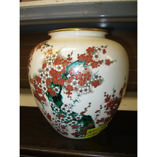 JAPANESE IMARI VASE