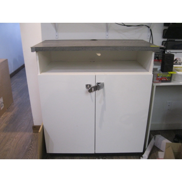 ARBORITE TOP CABINET W/LOCKABLE CUPBOARD