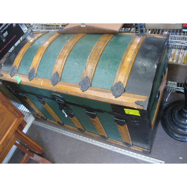 GREEN & WOOD HUMPBACK TRUNK