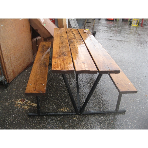 PICNIC TABLE
