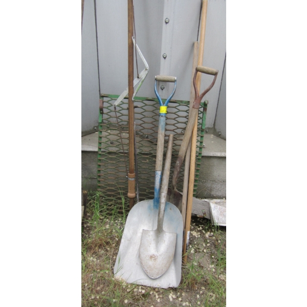 BUNDLE OF ASST. GARDEN TOOLS