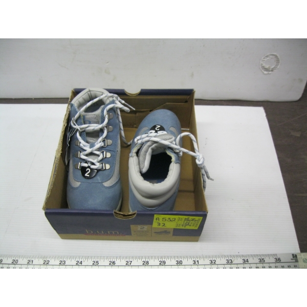 PAIR OF B.U.M. HIKERS, SZ 2