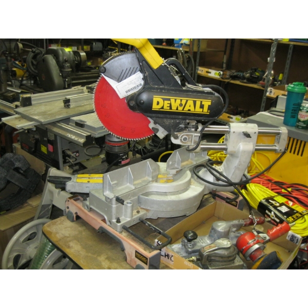DEWALT SLIDING COMPOUND MITER SAW