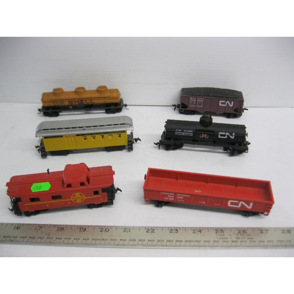 6 HO SCALE TRAIN CARS