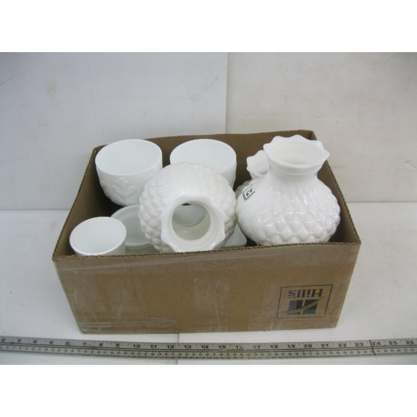 WHITE GLASS DECORATIVE ITEMS & A LAMP