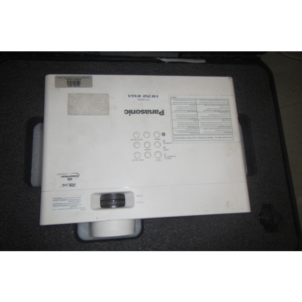 PANASONIC VW350WXGA PROJECTOR 4000 LUMENS W/REMOTE & CABLES IN CASE