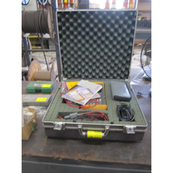 FLUKE 99B SCOPE METER W/CASE & ACCESS.