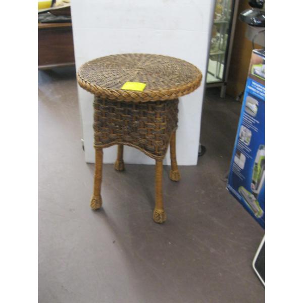 SMALL WICKER ROUND TABLE