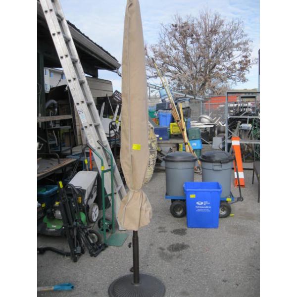 PATIO UMBRELLA W/STAND