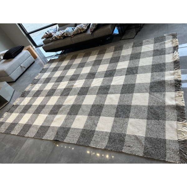 APPROX. 10'3"X8' WOVEN CHECKED CARPET