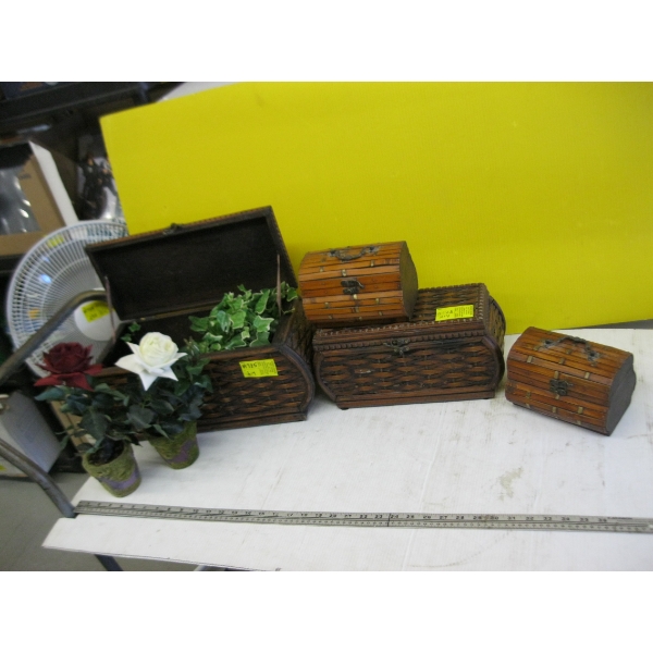 4 SM. WICKER LIDDED BASKETS