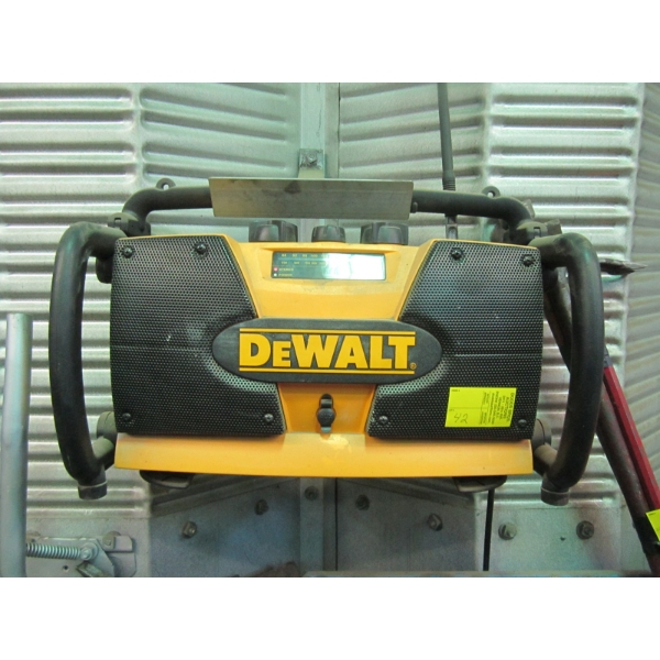 DEWALT RADIO CHARGER PORTABLE STEREO UNIT