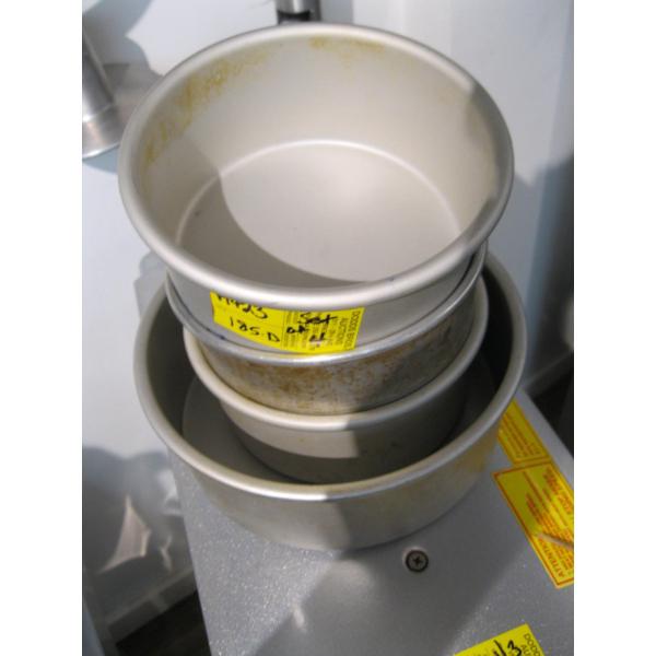 4 ROUND CAKE PANS