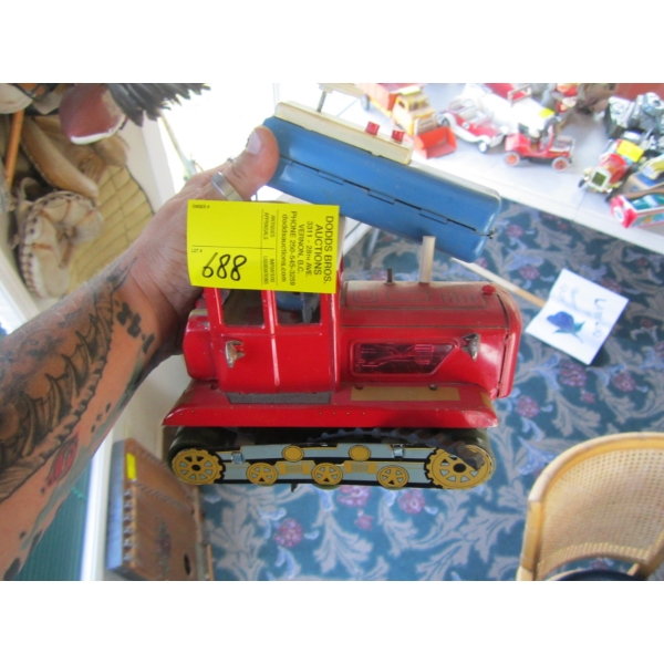 TIN BATTERY OPERATED REMOTE TRACTOR - NO TRACKS
