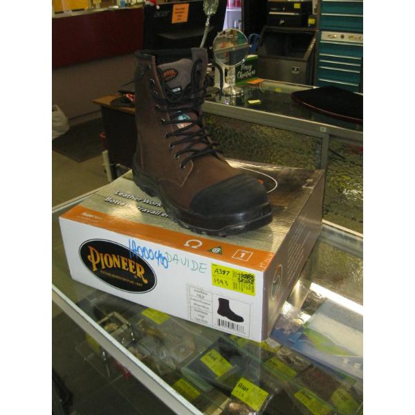 NEW PAIR OF PIONEER SZ 10.5 SAFETY STEEL TOE BOOTS